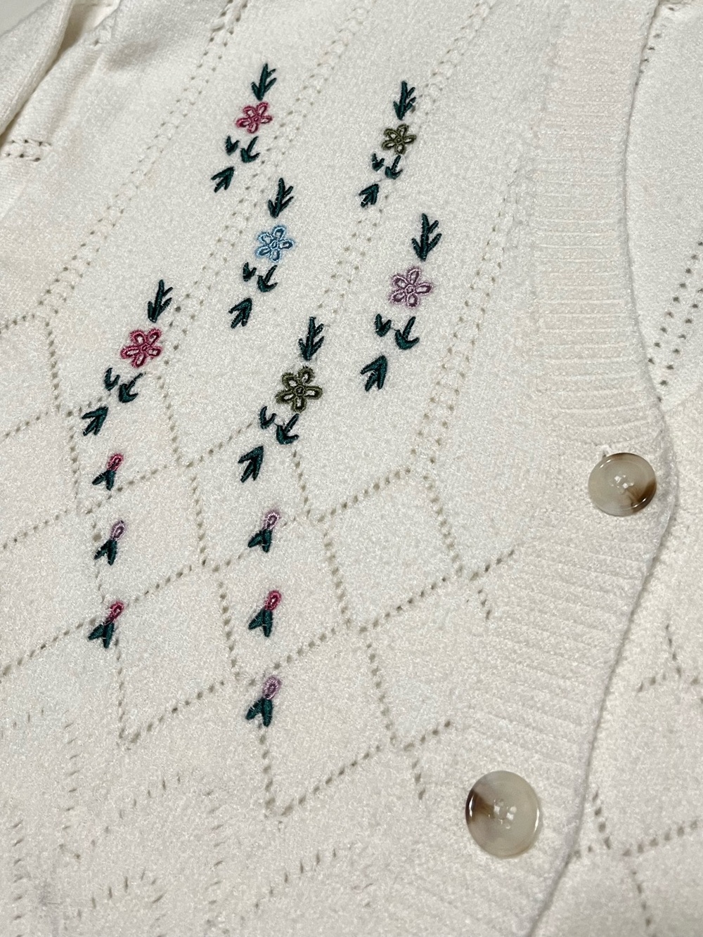 Willow & Wind Ultra Soft Embroidered Floral Knit White Cropped Cardigan Sweater - Picture 4 of 6